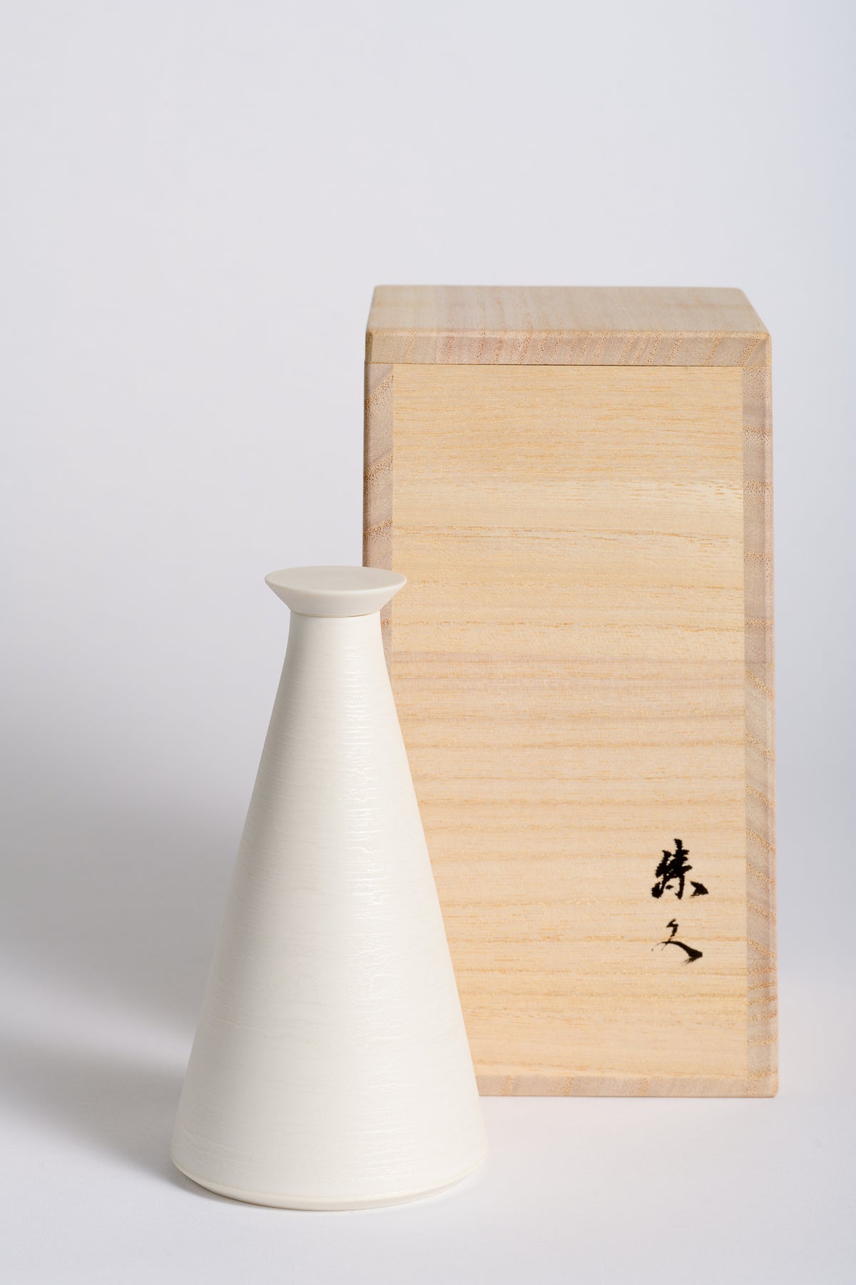 Katuhisa Kitano 設計的 SHHH 獨家限量版陶瓷瓶